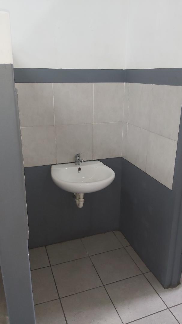 To Let Commercial Property for Rent in Overbaakens Eastern Cape